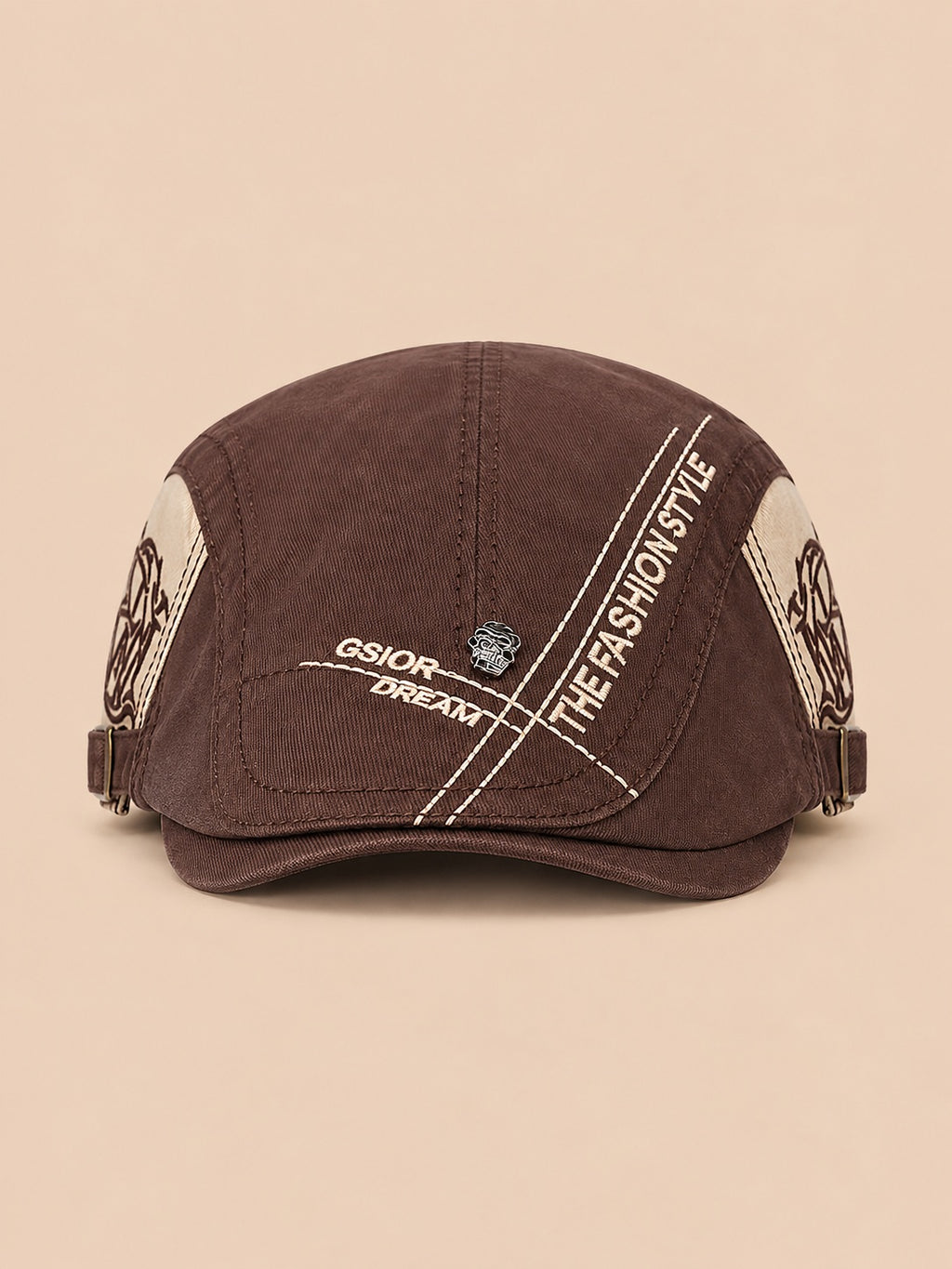 Gorra gavroche plana de algodón para todo el año, color marrón, vista frontal, sobre fondo color arena y melocotón