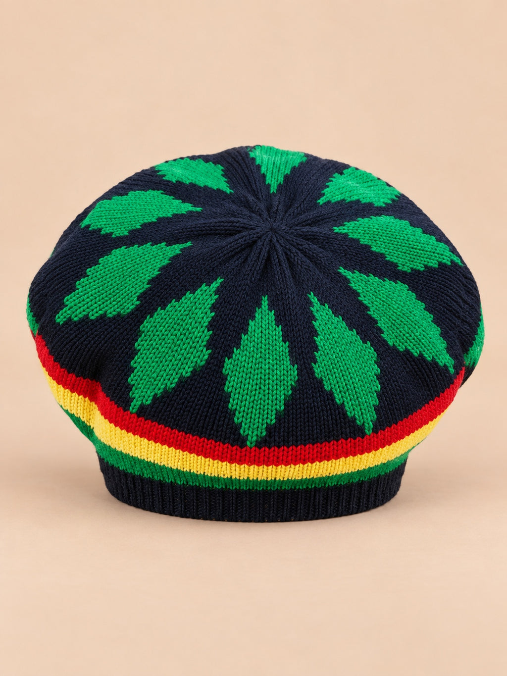 Boina rasta de punto con estampado multicolor, modelo 1 con motivos verdes, fotografiada de frente