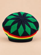 Boina rasta de punto con estampado multicolor, modelo 1 con motivos verdes, fotografiada de frente