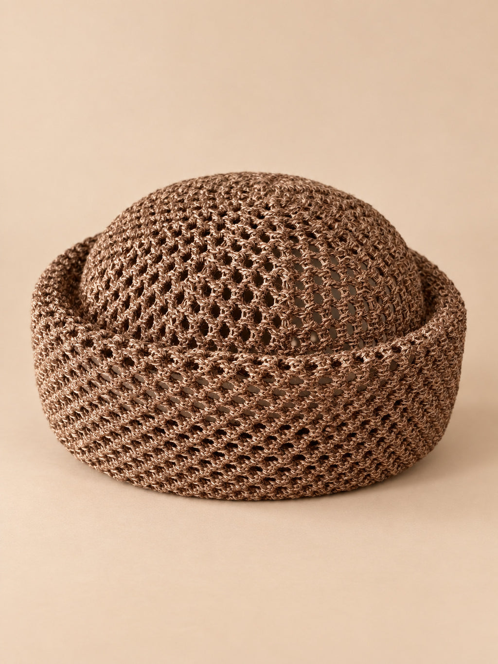 Béret résille ajouré marron 1, vue de face sur fond pêche sable
