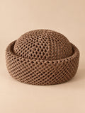 Béret résille ajouré marron 1, vue de face sur fond pêche sable