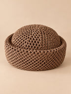 Béret résille ajouré marron 1, vue de face sur fond pêche sable