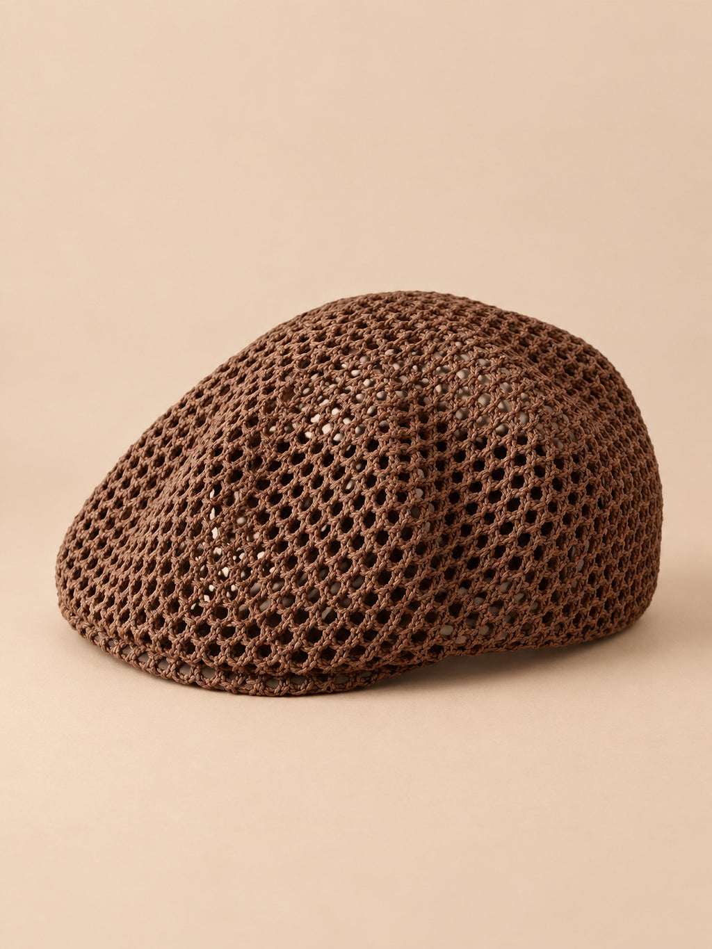 Béret résille ajouré marron 2, vue de face sur fond pêche sable