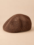 Béret résille ajouré marron 2, vue de face sur fond pêche sable