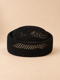 Béret résille ajouré noir 1, vue de face sur fond pêche sable