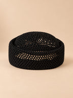 Béret résille ajouré noir 1, vue de face sur fond pêche sable