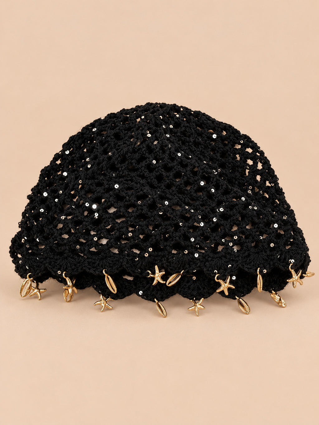Boina retro calada de ganchillo con flecos de estrellas, color negro, estrellas doradas, vista frontal