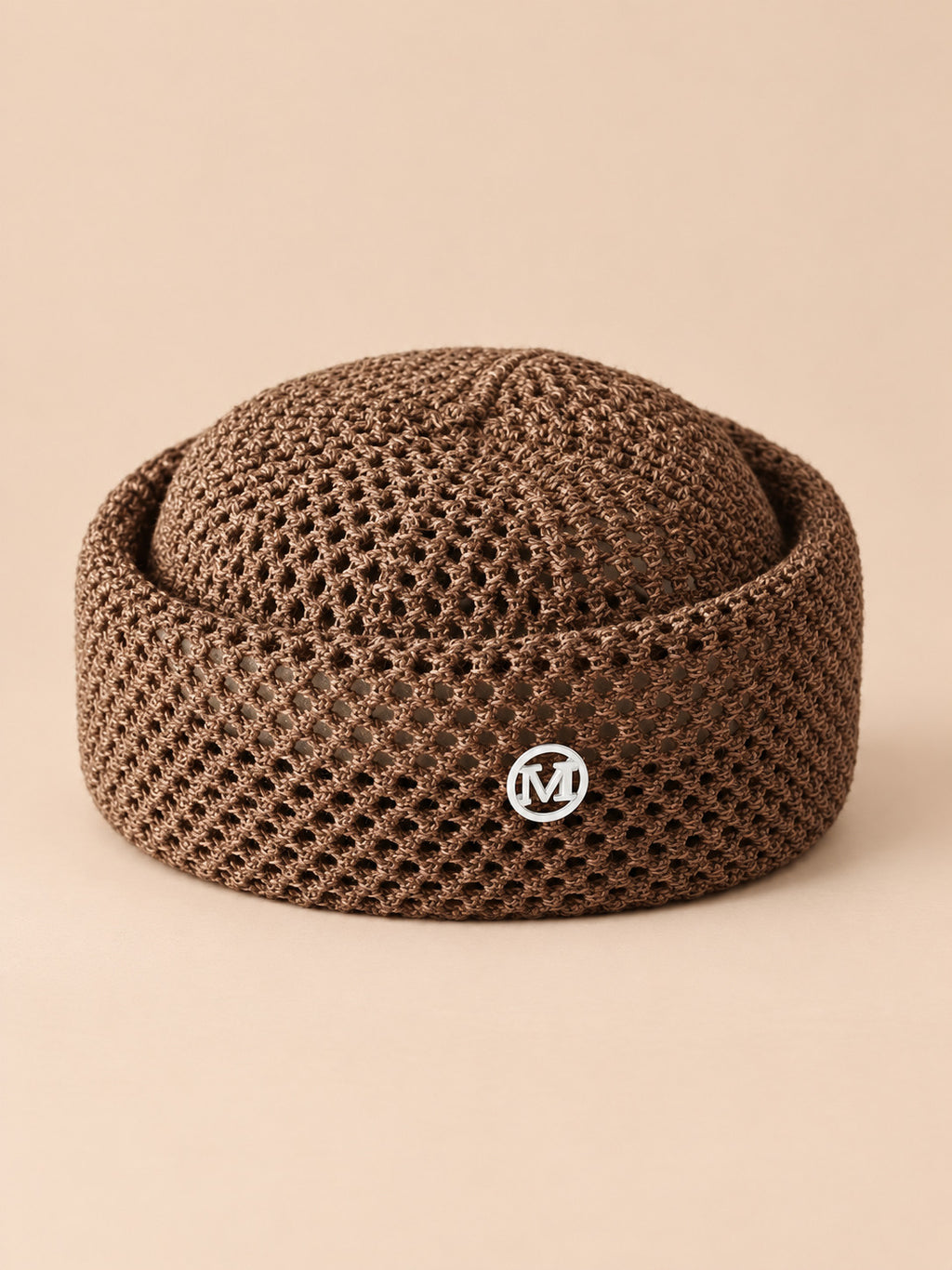 Boina retro de ganchillo con copa calada, estilo fedora, color marrón, vista frontal