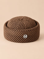 Boina retro de ganchillo con copa calada, estilo fedora, color marrón, vista frontal