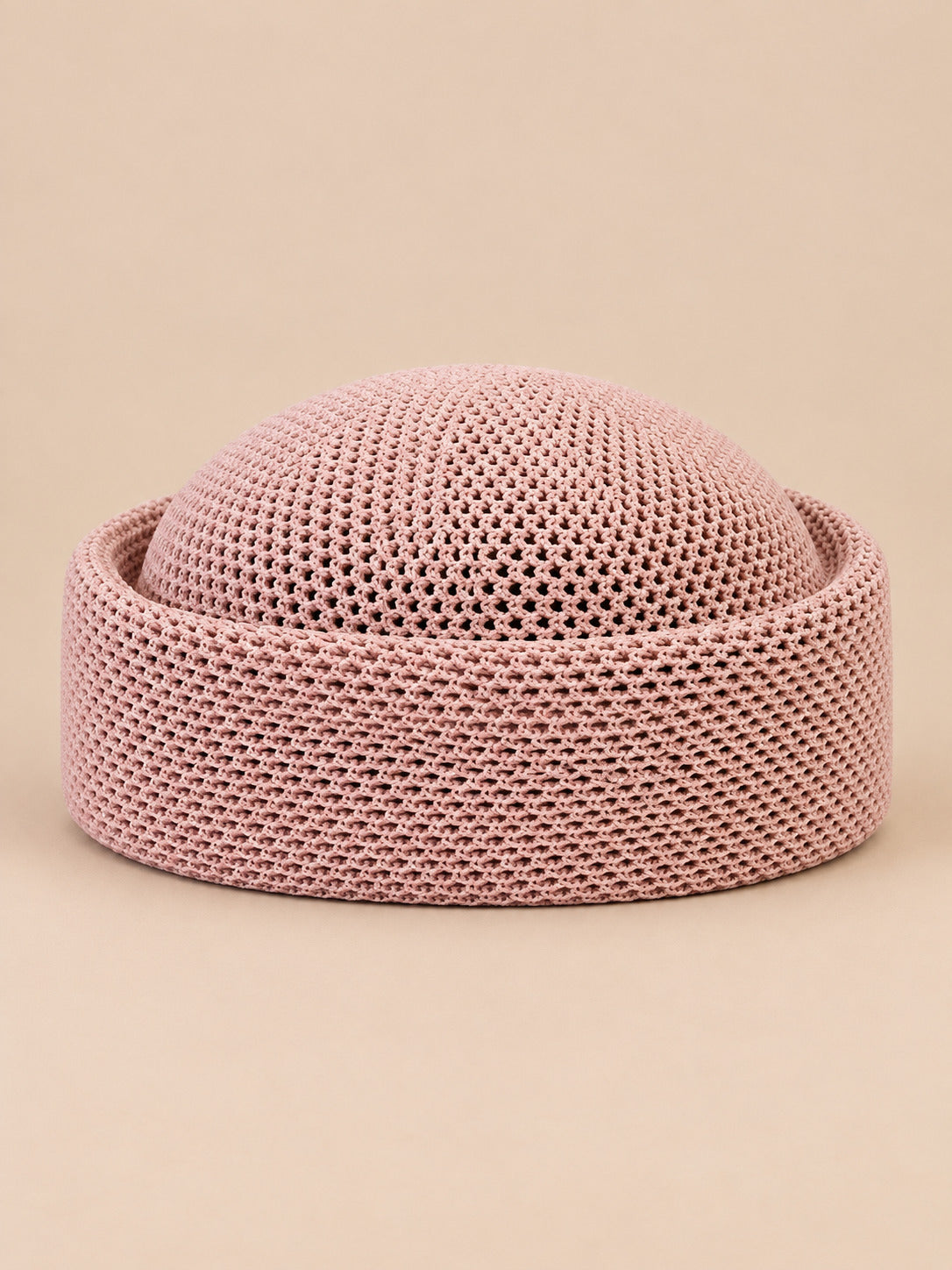 Béret rétro crochet Modèle 2 rose, vue de face sur fond pêche sable