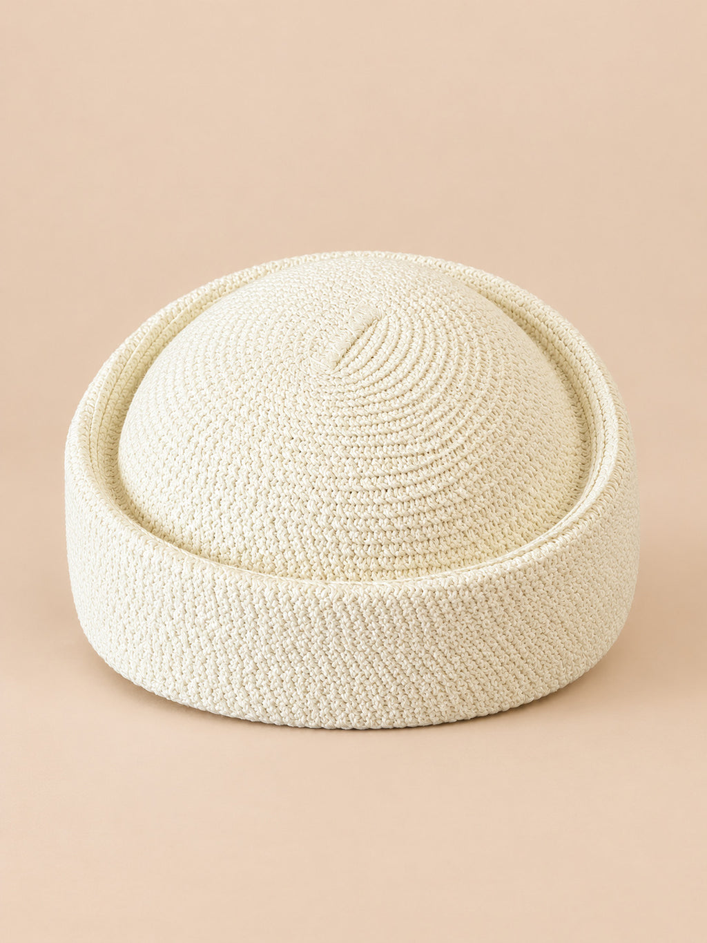 Béret rétro crochet Modèle 3 blanc lait, vue de face sur fond pêche sable