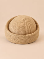 Béret rétro crochet Modèle 3 kaki, vue de face sur fond pêche sable