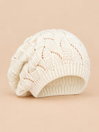 Bonnet béret torsadé ample blanc, vue de face sur fond pêche sable