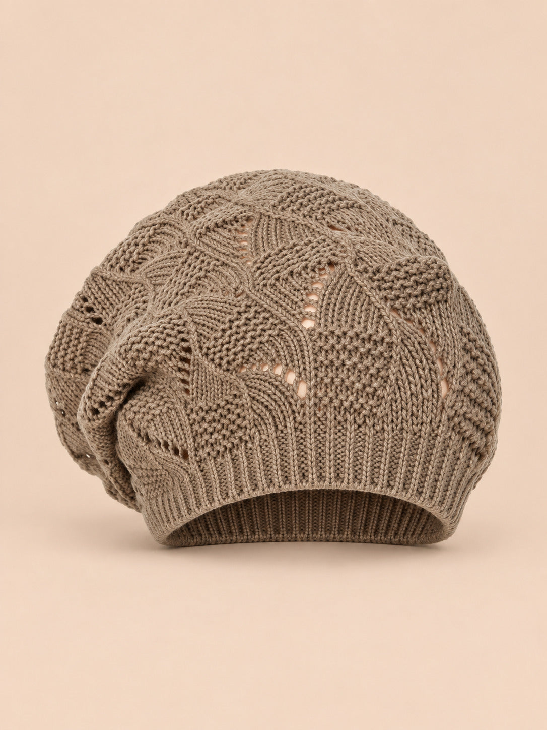 Bonnet béret torsadé ample kaki, vue de face sur fond pêche sable