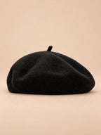 Béret uni femme en maille chaude noir, vue de face sur fond beige