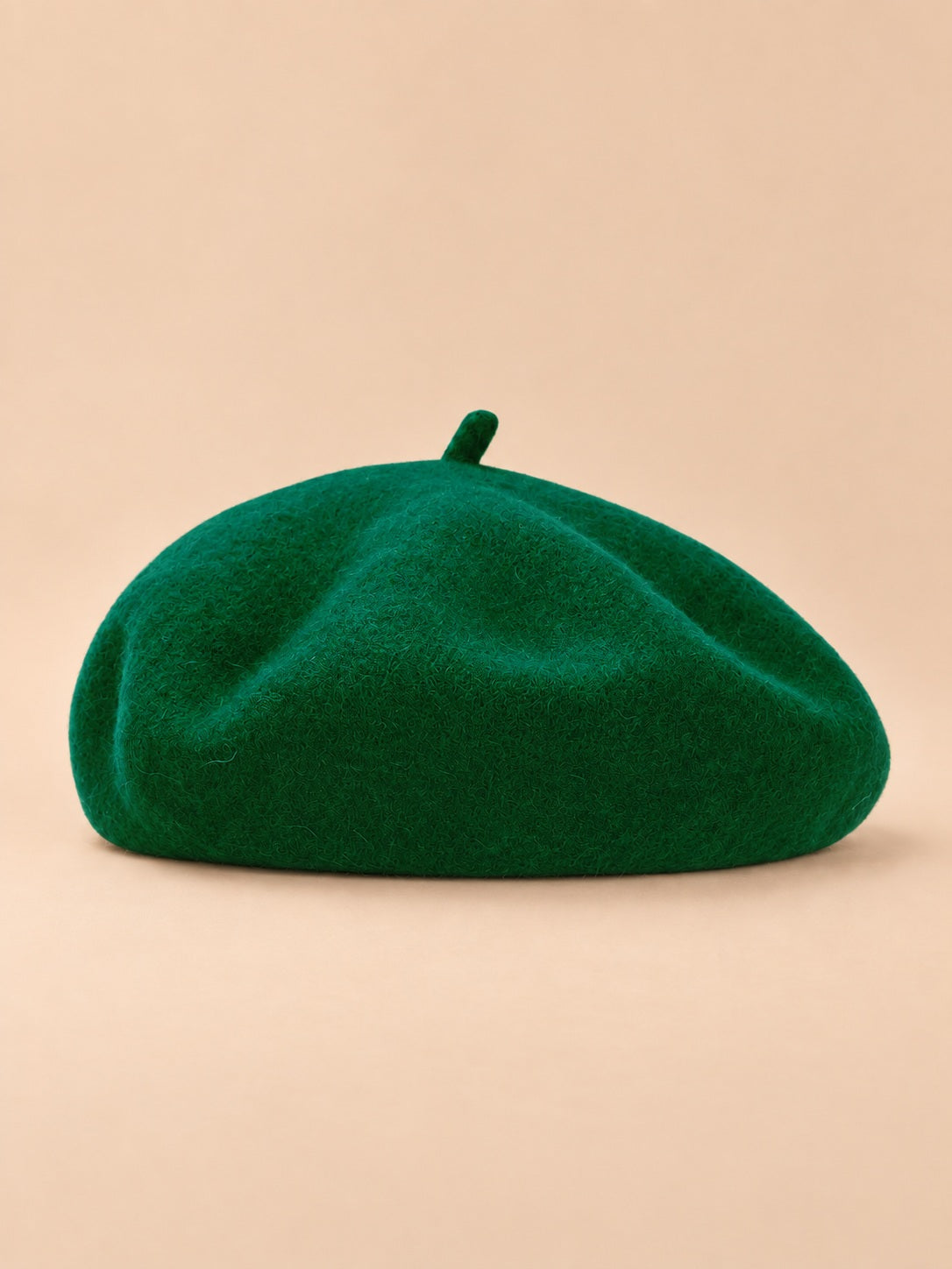 Béret uni femme en maille chaude vert, vue de face sur fond beige