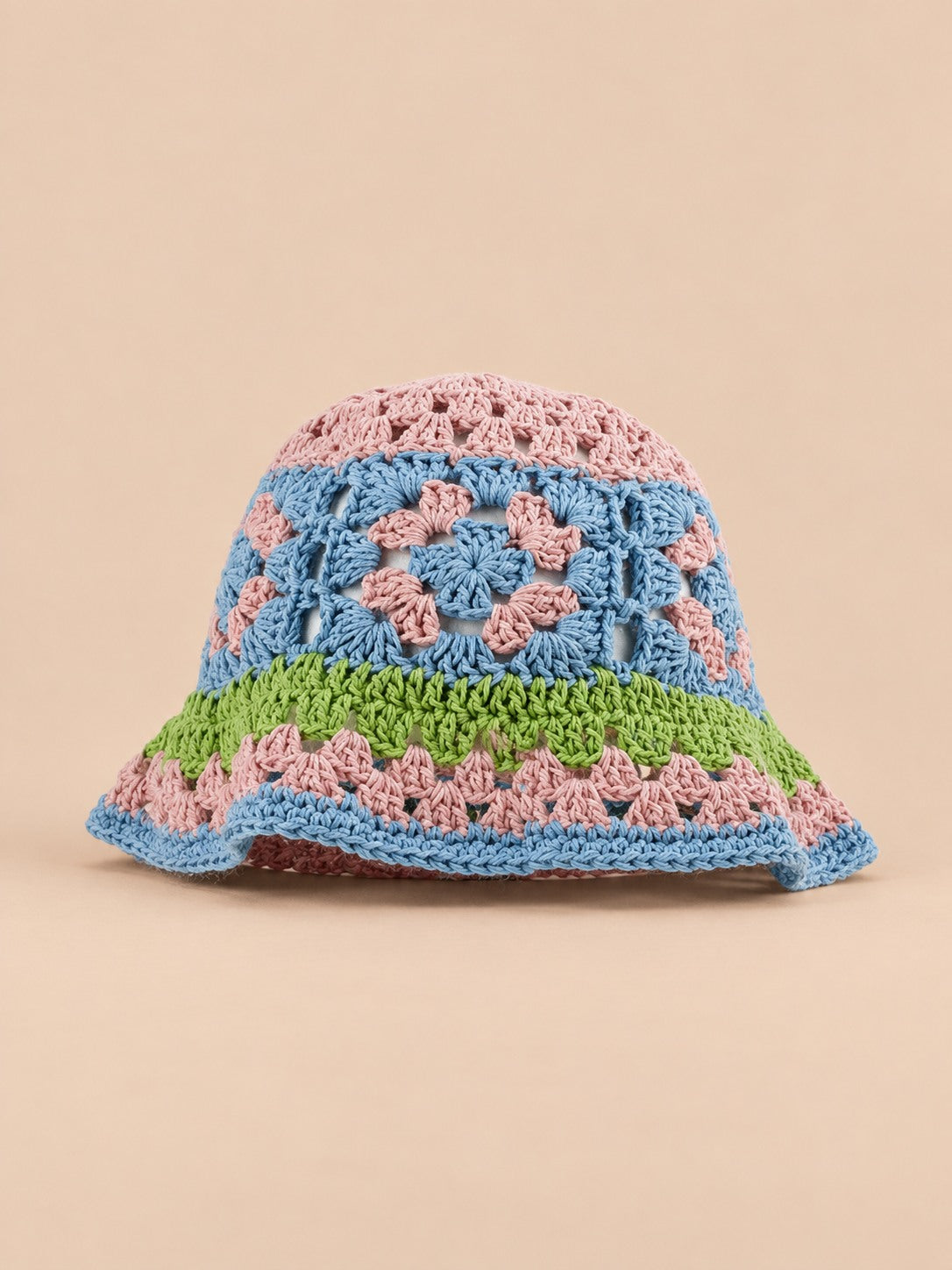 Bob au crochet fait main à fleurs, modèle 18, vue de face