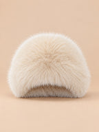 Chapeau bob femme en fausse fourrure beige, vue de face sur fond beige