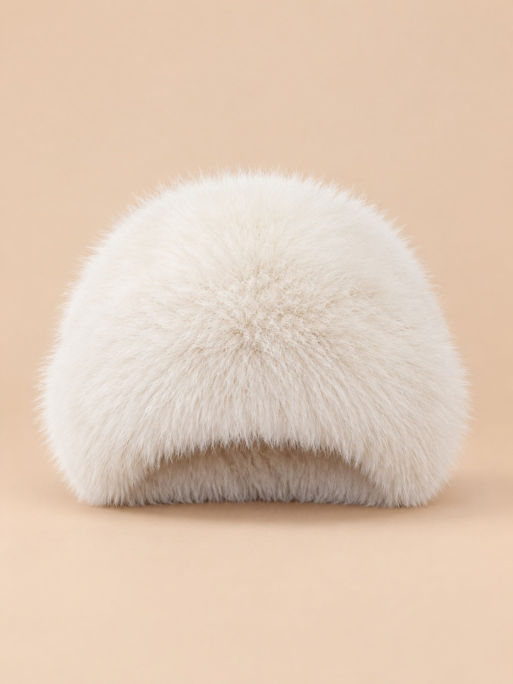 Chapeau bob femme en fausse fourrure blanc cassé, vue de face sur fond beige