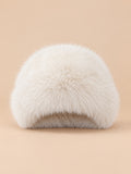 Chapeau bob femme en fausse fourrure blanc cassé, vue de face sur fond beige