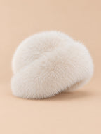 Chapeau bob femme en fausse fourrure blanc cassé, vue de trois quarts sur fond beige