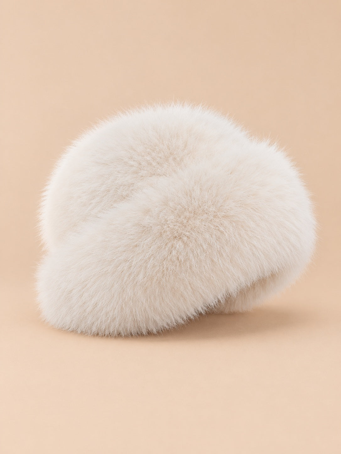 Chapeau bob femme en fausse fourrure blanc cassé, vue de trois quarts sur fond beige