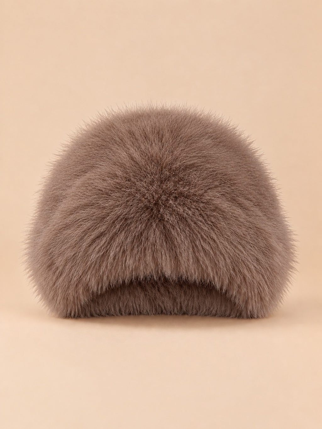 Chapeau bob femme en fausse fourrure marron, vue de face sur fond beige