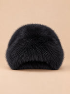 Chapeau bob femme en fausse fourrure noir, vue de face sur fond beige