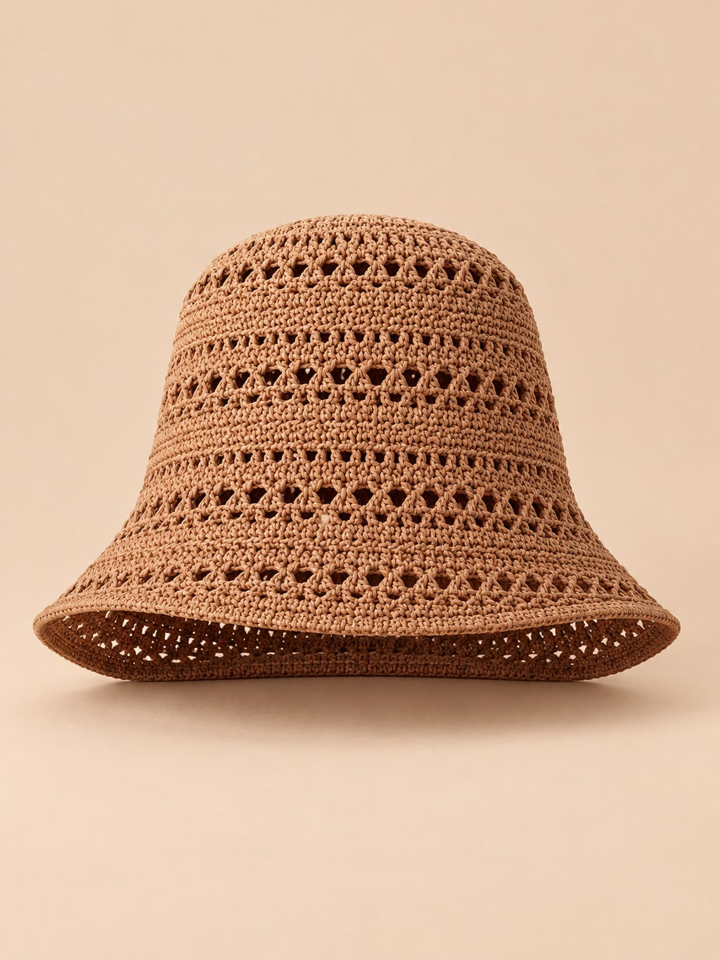 Gorro de pescador de mujer color caramelo, con ala ancha y tejido de punto calado, fotografiado de frente