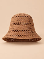 Gorro de pescador de mujer color caramelo, con ala ancha y tejido de punto calado, fotografiado de frente