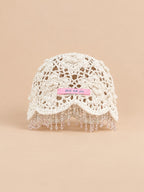 Gorro bohemio de mujer a ganchillo con perlas y pompones, color blanco, vista frontal