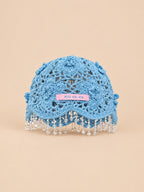 Bonnet bohème au crochet à perles et pompons, bleu ciel, vue de face