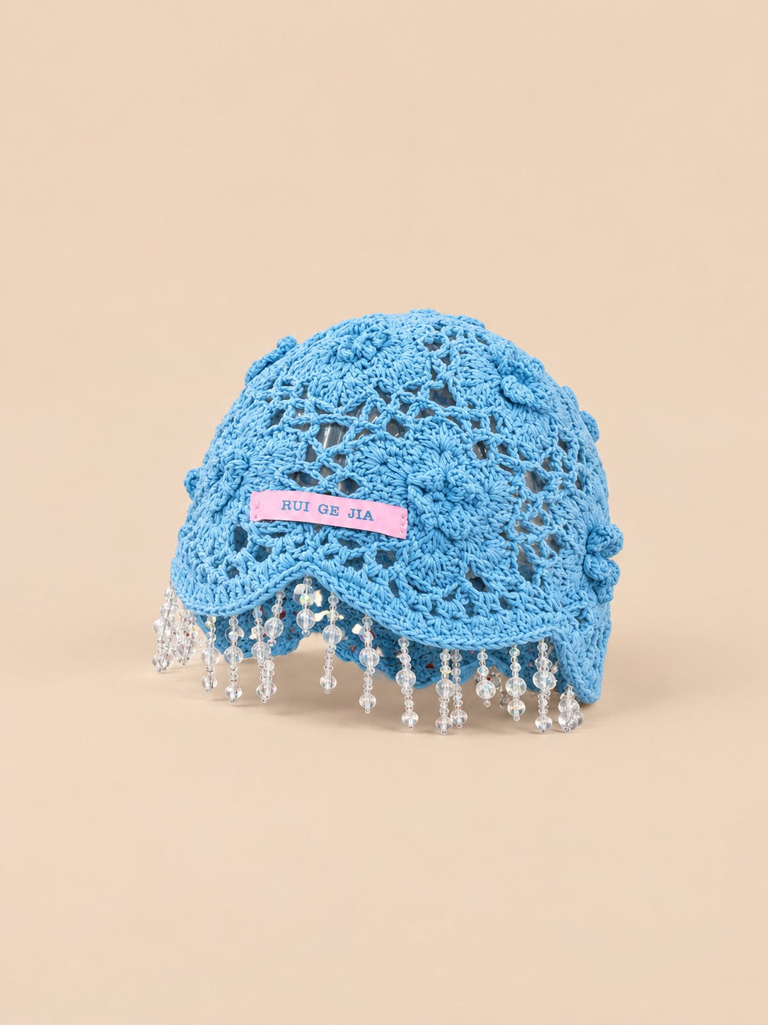 Bonnet bohème au crochet à perles et pompons, bleu ciel, vue de trois quarts
