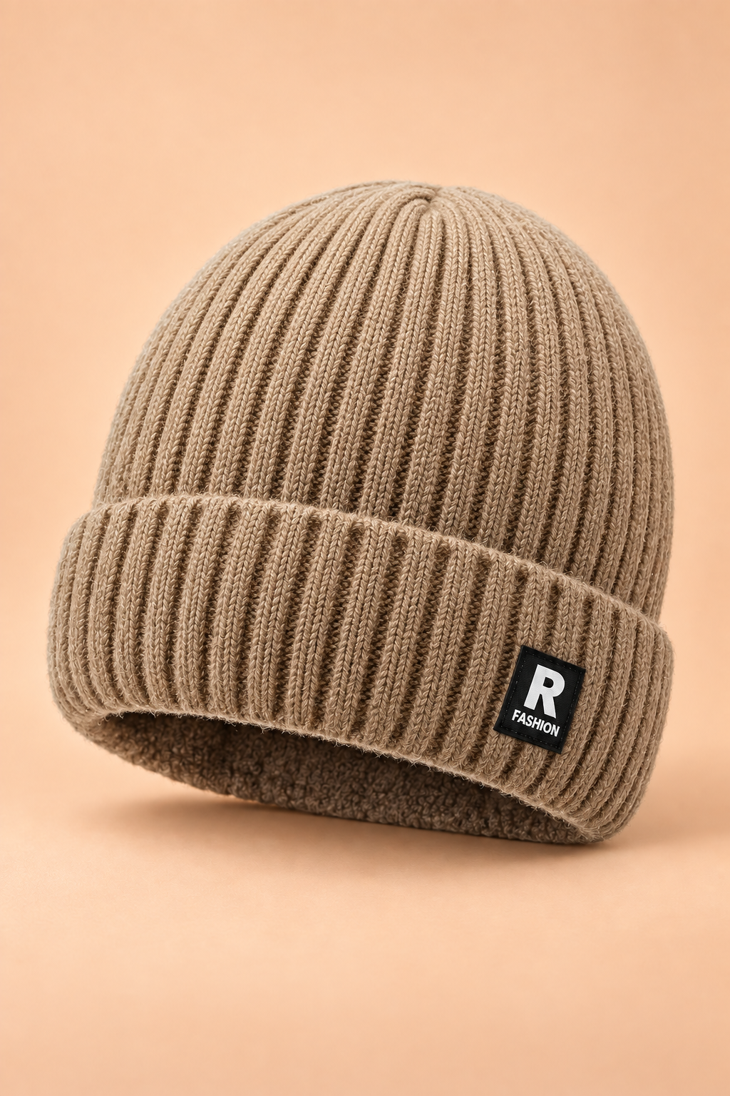 Gorro grueso de mezcla de lana con forro polar, color caqui, vista de tres cuartos