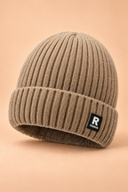 Gorro grueso de mezcla de lana con forro polar, color caqui, vista de tres cuartos