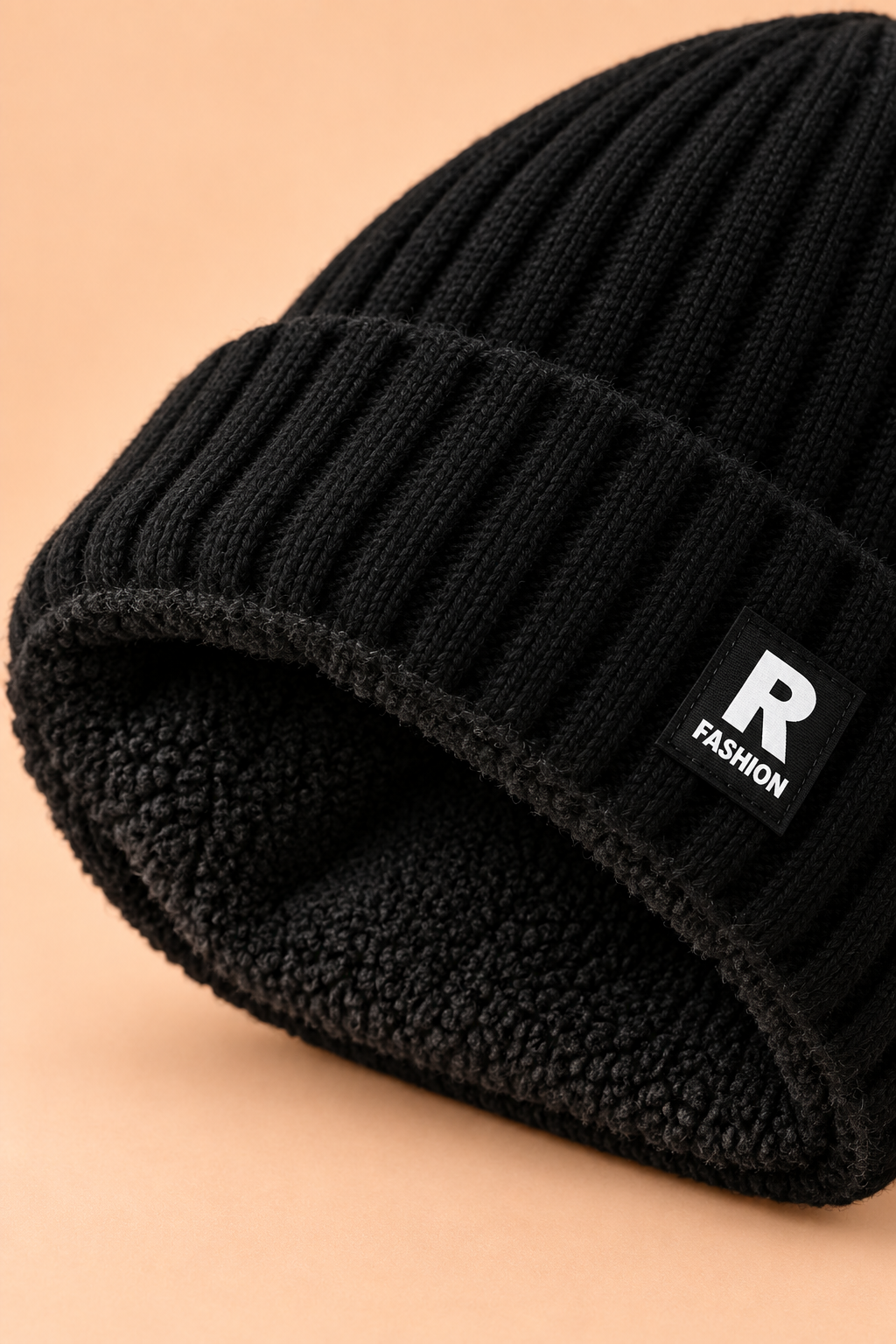 Detalle del gorro de mezcla de lana con forro polar negro y borde de canalé doblado formando una vuelta