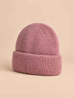 Bonnet femme en fourrure de lapin et coton épais, modèle 1, vue de trois-quarts sur fond pêche sable