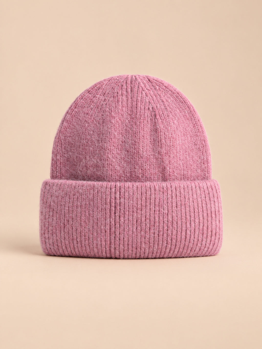 Bonnet femme en fourrure de lapin et coton épais, modèle 2, vue de face sur fond pêche sable