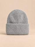 Bonnet femme en fourrure de lapin et coton épais, modèle 3, vue de face sur fond pêche sable