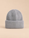 Gorro grueso de mujer de pelo de conejo y algodón, modelo 4, vista frontal, sobre fondo color arena y melocotón