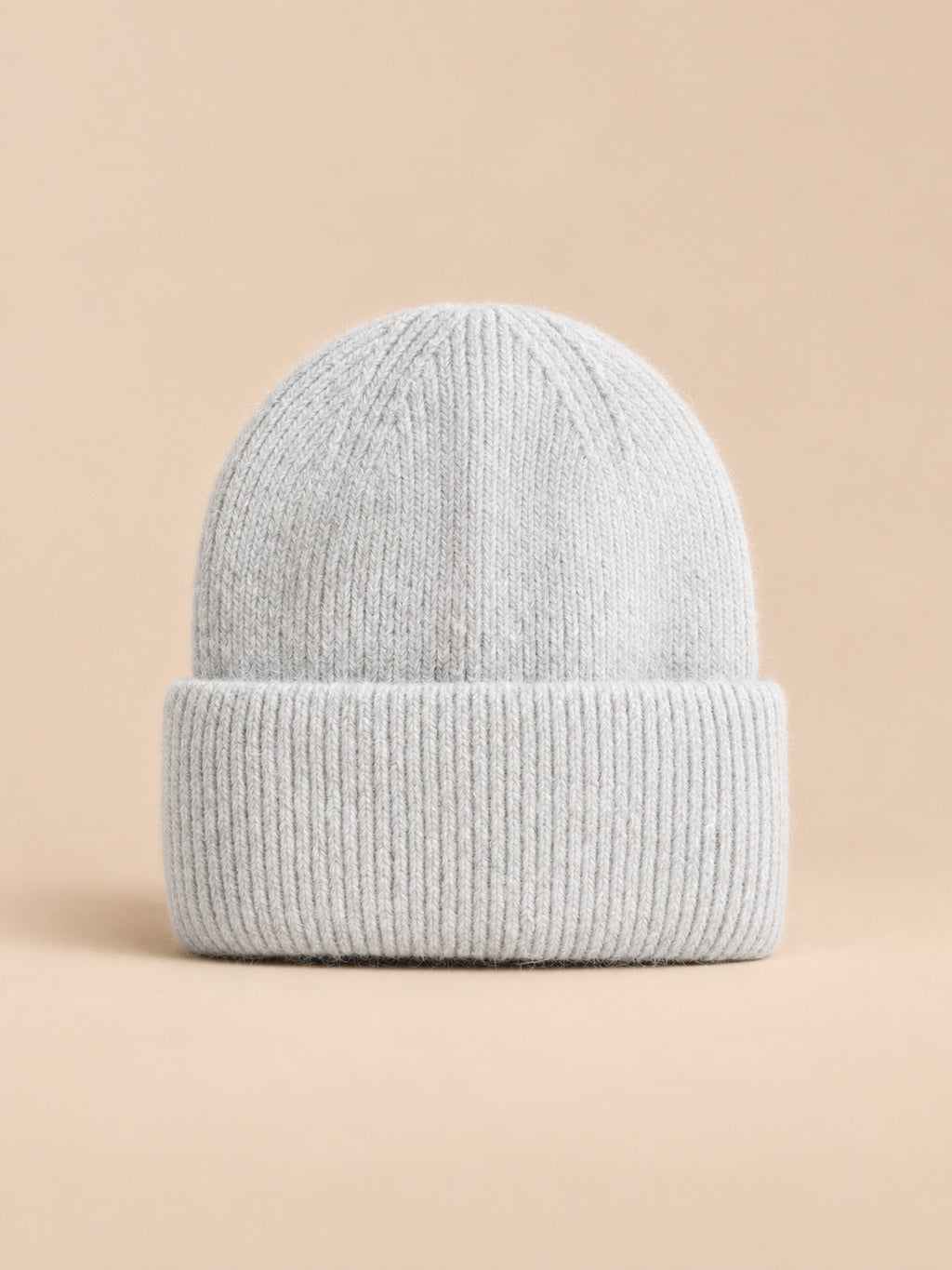 Gorro grueso de mujer de pelo de conejo y algodón, modelo 5, vista frontal, sobre fondo color arena y melocotón