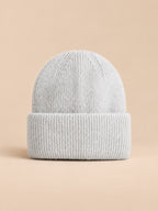 Gorro grueso de mujer de pelo de conejo y algodón, modelo 5, vista frontal, sobre fondo color arena y melocotón