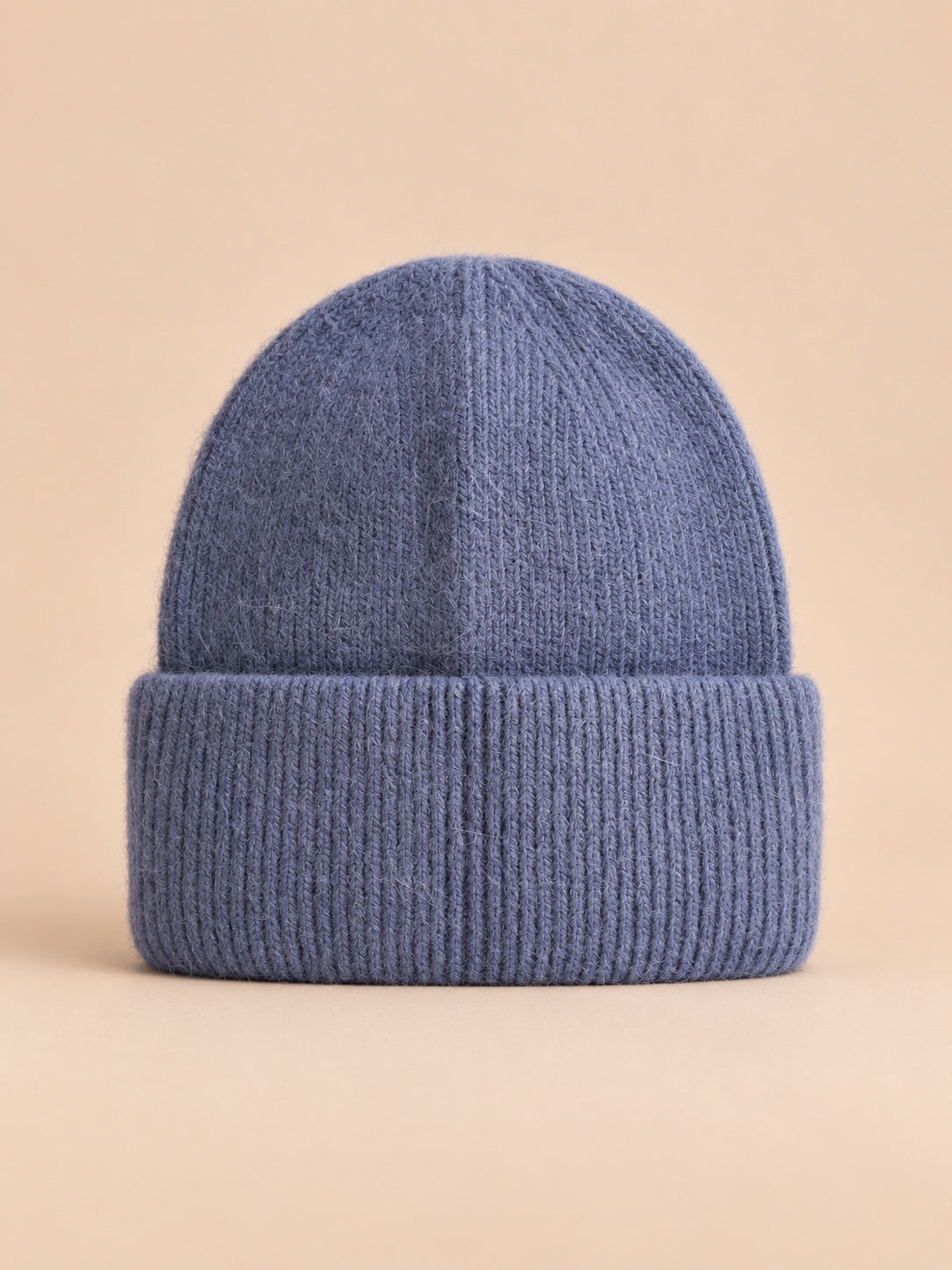 Bonnet femme en fourrure de lapin et coton épais, modèle 6, vue de face sur fond pêche sable