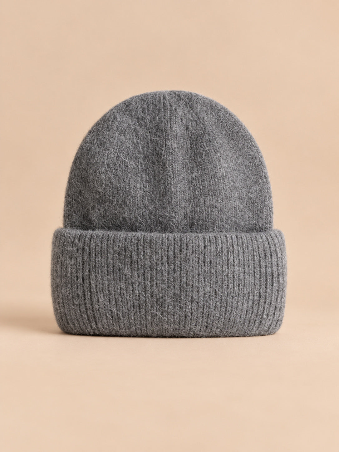 Bonnet femme en fourrure de lapin et coton épais, modèle 10, vue de face sur fond pêche sable