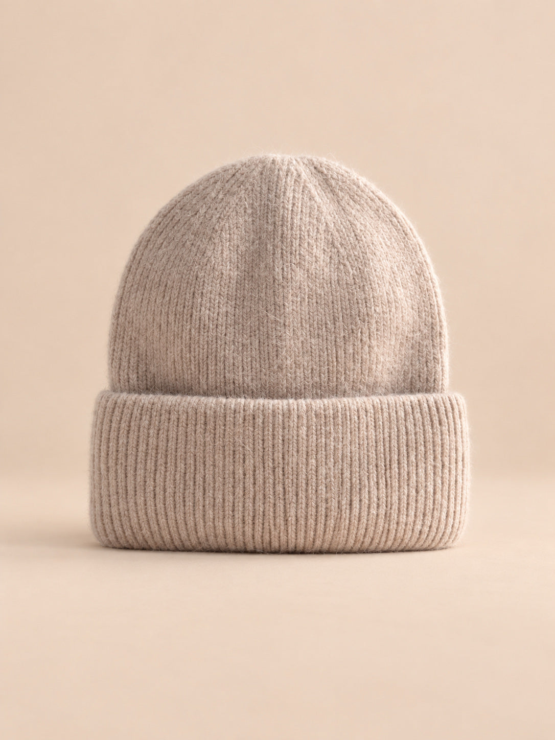 Bonnet femme en fourrure de lapin et coton épais, modèle 11, vue de face sur fond pêche sable