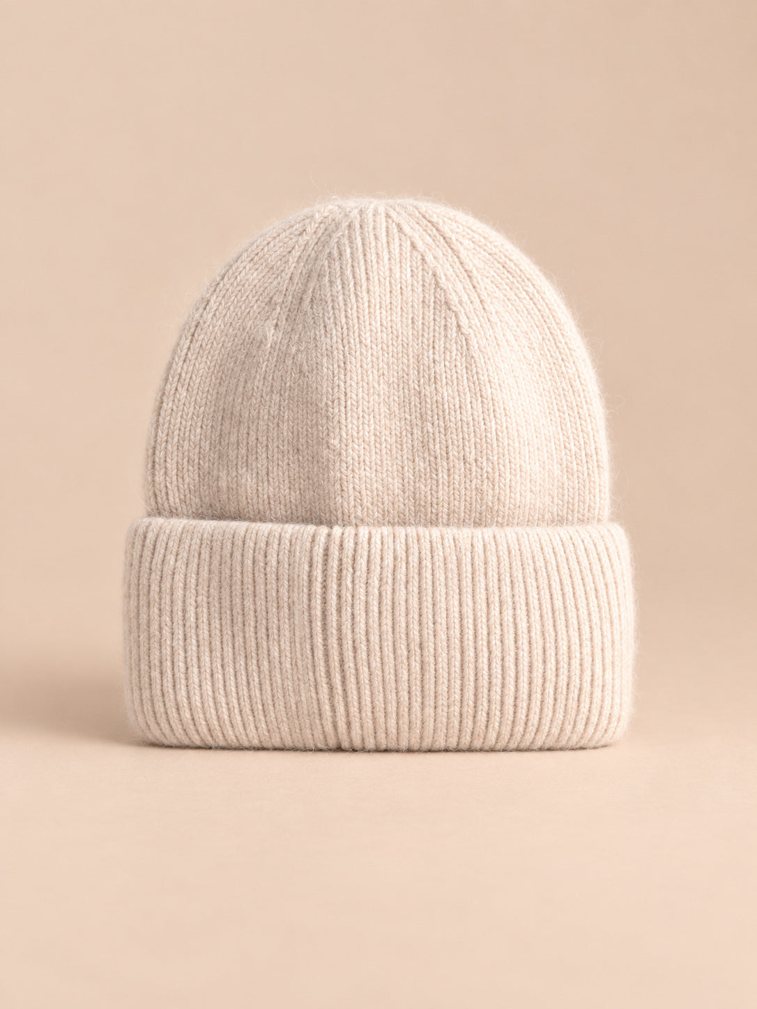 Bonnet femme en fourrure de lapin et coton épais, modèle 13, vue de face sur fond pêche sable