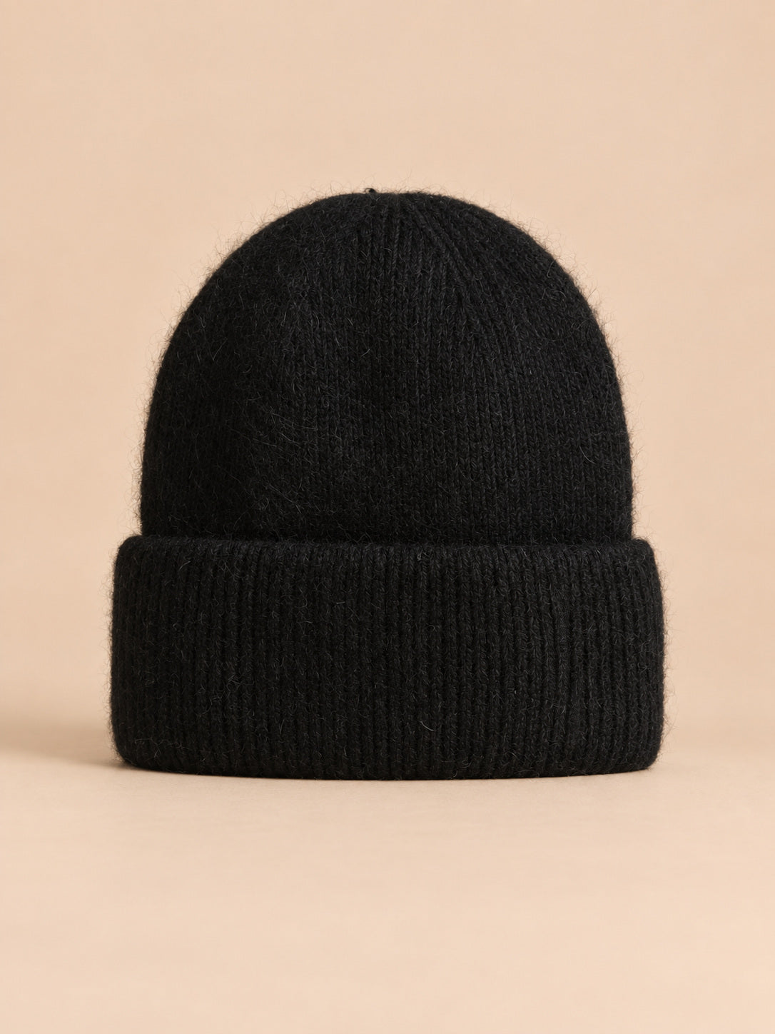 Bonnet femme en fourrure de lapin et coton épais, modèle 16, vue de face sur fond pêche sable