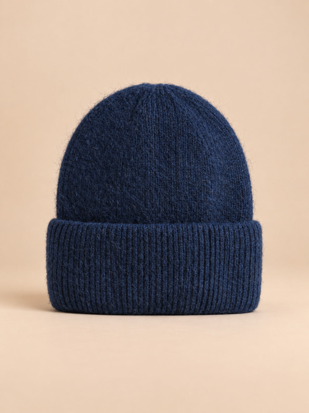 Bonnet femme en fourrure de lapin et coton épais, modèle 17, vue de face sur fond pêche sable