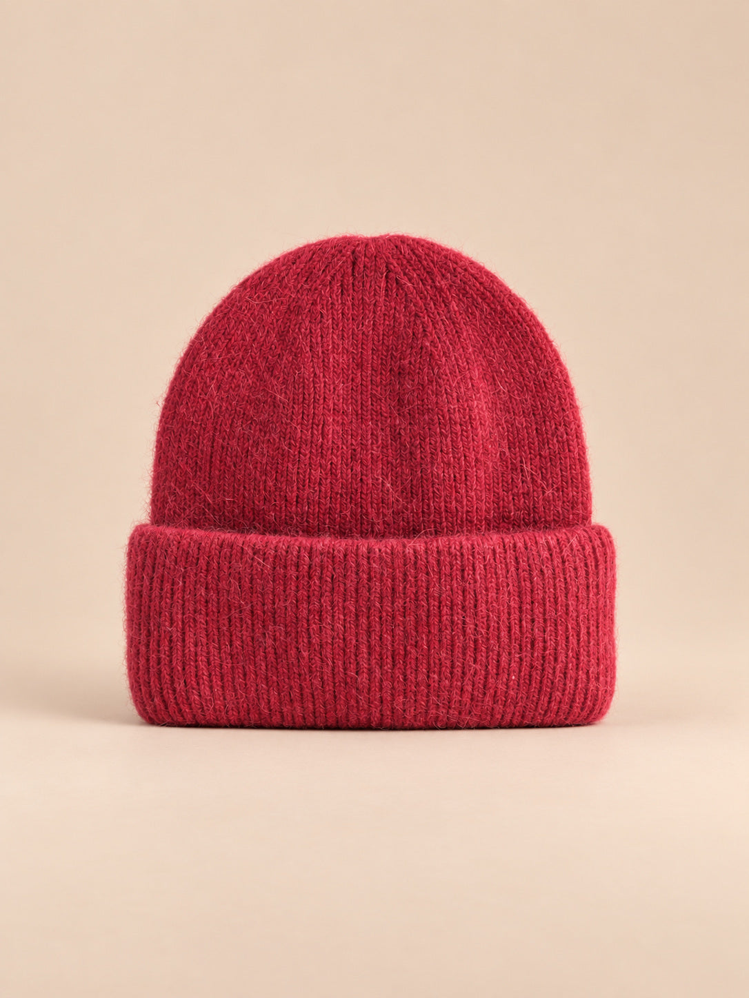 Bonnet femme en fourrure de lapin et coton épais, modèle 19, vue de face sur fond pêche sable