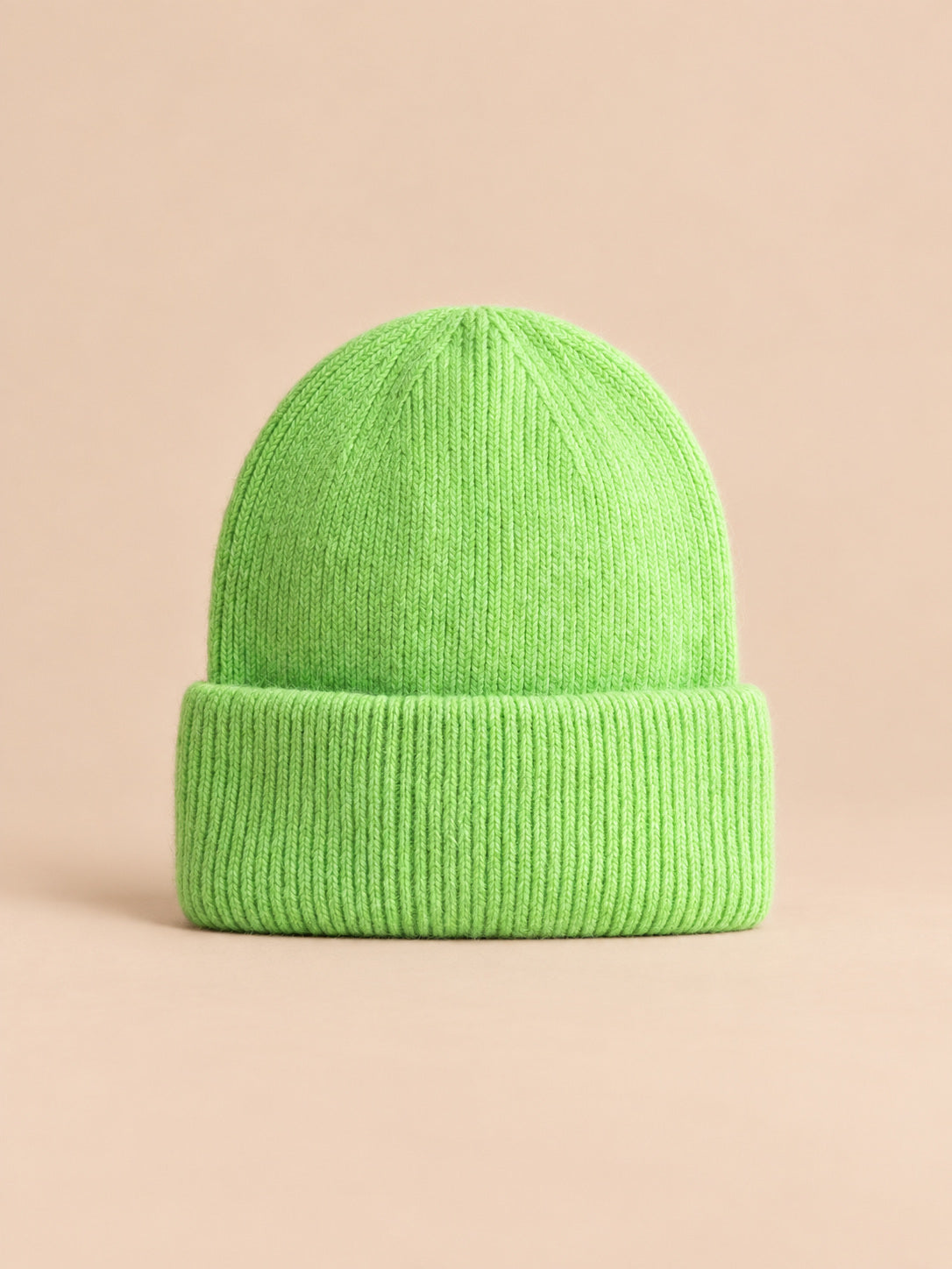 Bonnet femme en fourrure de lapin et coton épais, modèle 20, vue de face sur fond pêche sable